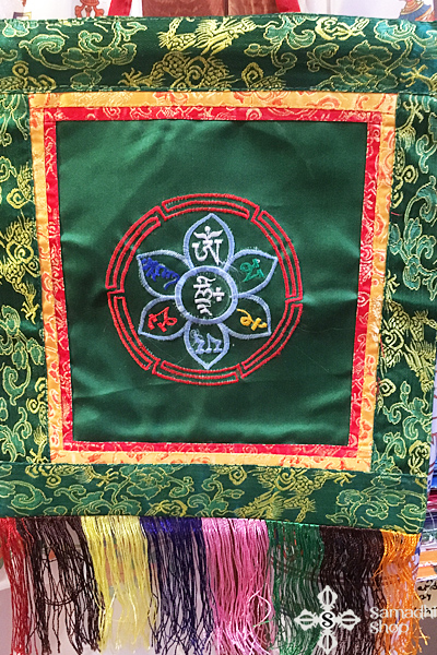 OM Mani Padme Hum mantra brokát fali függő