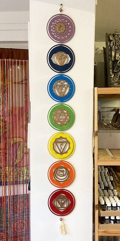 Csakra szimbólumos fali függő fából arany szimbólumokkal 120 cm magas