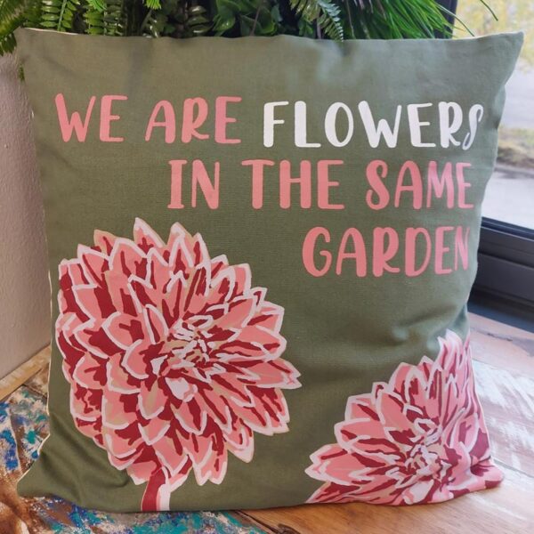 Egyek vagyunk - We are flowers in the same garden párnahuzat pamutból