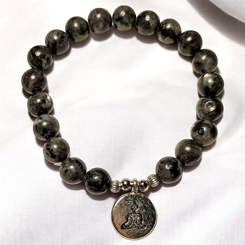 Larvikit ásványkarkötő Buddha medállal