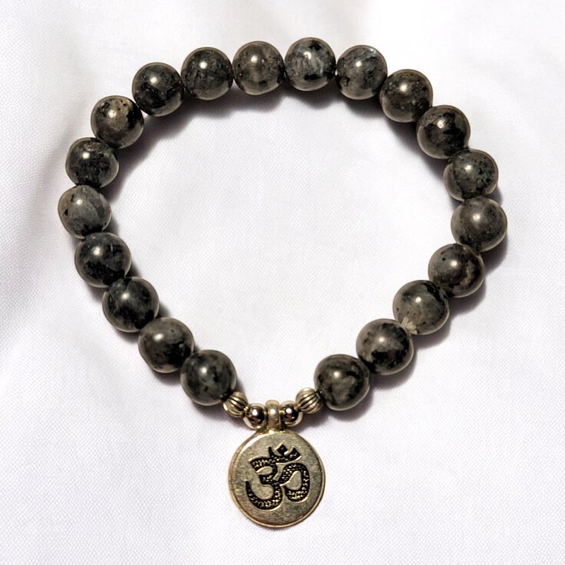 Larvikit ásványkarkötő OM szimbólumos medállal