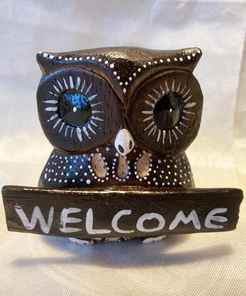 Bagoly fa szobor üdvözlő táblával (7 cm magas)